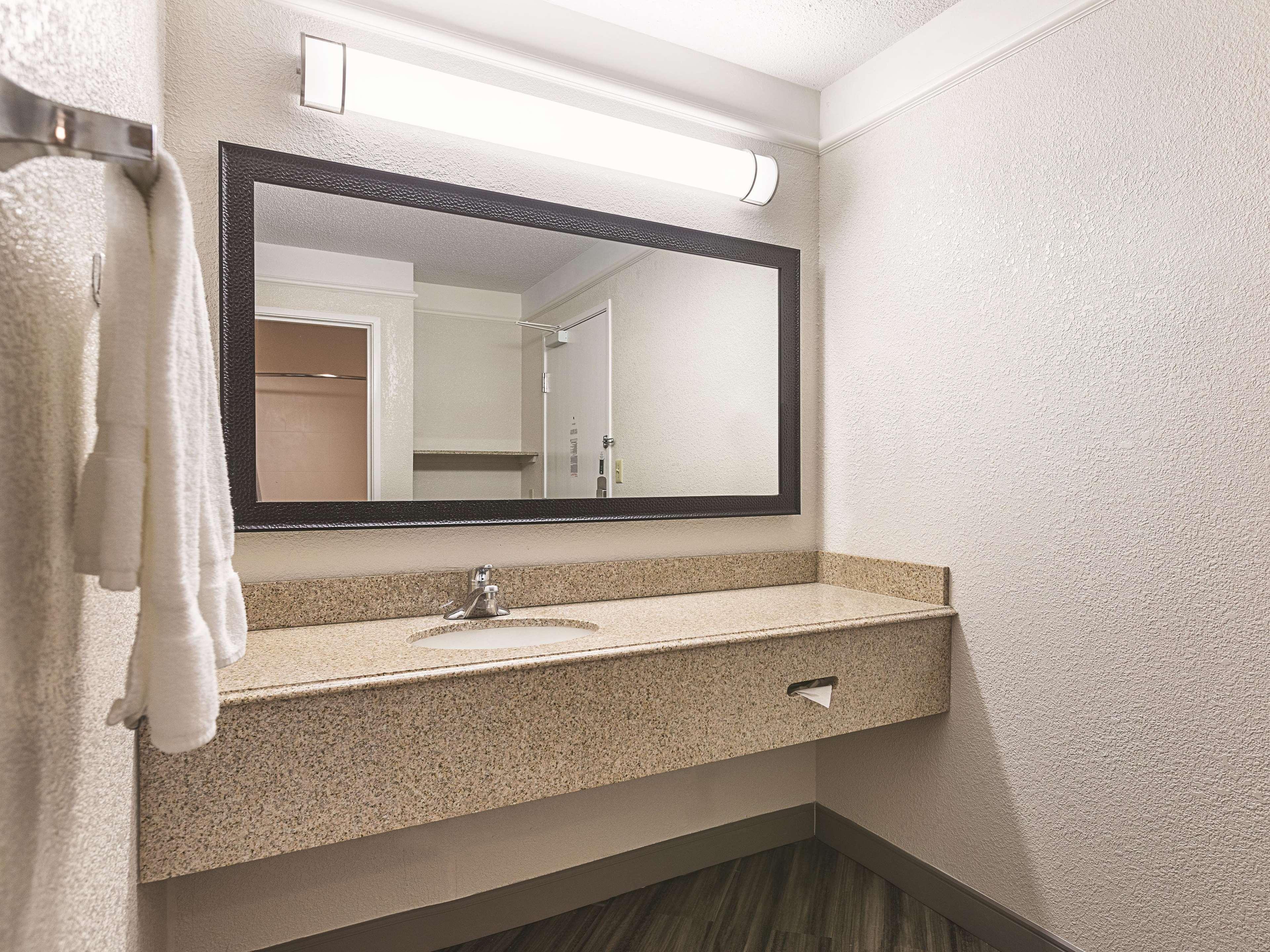 La Quinta By Wyndham Baton Rouge Siegen Lane Hotel Exterior photo